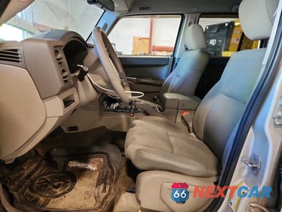 Zdjęcie 7 z 13 samochodu: 2008 JEEP COMMANDER SPORT VIN:1J8HG48K48C161479 - miniatura
