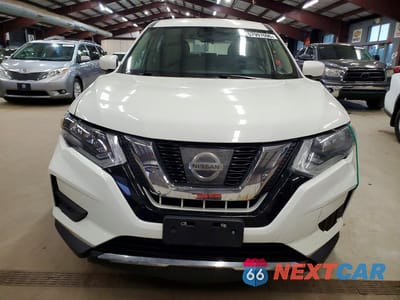 Piąte zdjęcie samochodu w środku: 2017 NISSAN ROGUE S VIN:5N1AT2MV8HC847643 - miniatura
