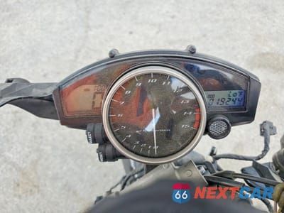 Zdjęcie 7 z 9 samochodu: 2006 YAMAHA YZFR1 VIN:JYARN15E36A005002 - miniatura