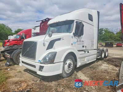 Drugie zdjęcie samochodu z przodu: 2012 VOLVO VNL SEMI TRUCK VIN:4V4NC9EJ2CN551139 - miniatura