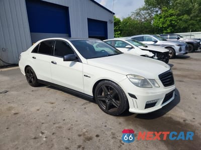 Czwarte zdjęcie samochodu z boku: 2010 MERCEDES-BENZ E 63 AMG VIN:WDDHF7HBXAA117067 - miniatura