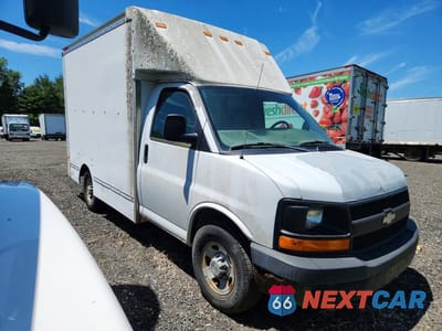 Czwarte zdjęcie samochodu z boku: 2008 CHEVROLET EXPRESS DELIVERY TRUCK VIN:1GBHG31K481105294 - miniatura