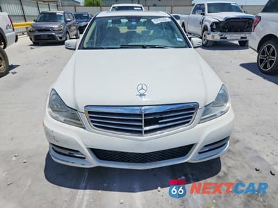 Piąte zdjęcie samochodu w środku: 2013 MERCEDES-BENZ C 250 VIN:WDDGF4HB4DA783145 - miniatura