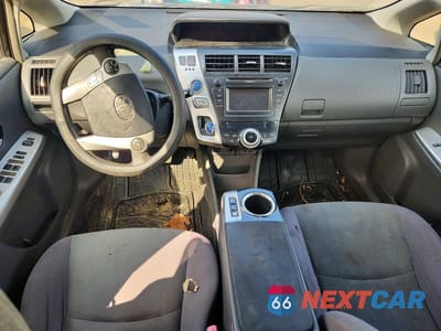 Zdjęcie 8 z 12 samochodu: 2014 TOYOTA PRIUS V TWO VIN:JTDZN3EU2E3299437 - miniatura