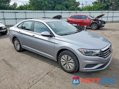 Czwarte zdjęcie samochodu z boku: 2019 VOLKSWAGEN JETTA S VIN:3VWC57BU0KM231114 - miniatura