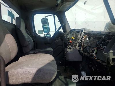 Piąte zdjęcie samochodu w środku: 2017 FREIGHTLINER M2 112 MED - SEMI TRUCK VIN:3AKJC5DV1HDJE0029 - miniatura