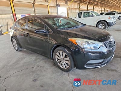 Czwarte zdjęcie samochodu z boku: 2014 KIA FORTE LX VIN:KNAFX4A63E5082040 - miniatura