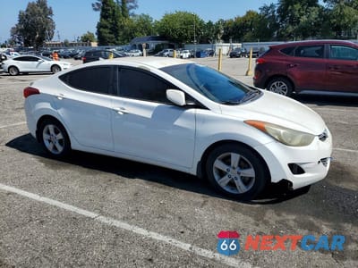 Czwarte zdjęcie samochodu z boku: 2013 HYUNDAI ELANTRA GLS VIN:5NPDH4AE7DH407429 - miniatura