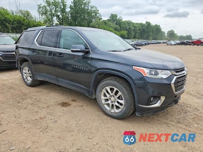 Czwarte zdjęcie samochodu z boku: 2018 CHEVROLET TRAVERSE LT VIN:1GNEVGKW4JJ138919 - miniatura