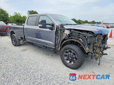 Czwarte zdjęcie samochodu z boku: 2024 FORD F350 SUPER DUTY VIN:1FT8W3BT0RED61240 - miniatura