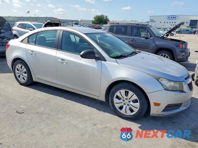 Czwarte zdjęcie samochodu z boku: 2013 CHEVROLET CRUZE LS VIN:1G1PB5SH1D7261359 - miniatura