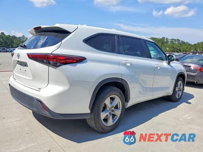 Trzecie zdjęcie samochodu z tyłu: 2023 TOYOTA HIGHLANDER LE VIN:5TDKDRAH6PS504629 - miniatura
