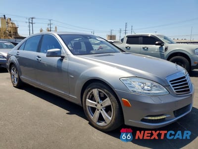 Czwarte zdjęcie samochodu z boku: 2012 MERCEDES-BENZ S 550 VIN:WDDNG7DB1CA490863 - miniatura
