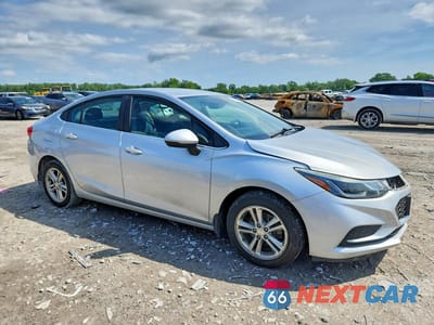Czwarte zdjęcie samochodu z boku: 2017 CHEVROLET CRUZE LT VIN:1G1BE5SM6H7246683 - miniatura