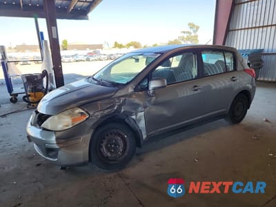 2009 NISSAN VERSA 1.8 S 3N1BC13E59L404525 - główne zdjęcie licytacji z USA - miniatura
