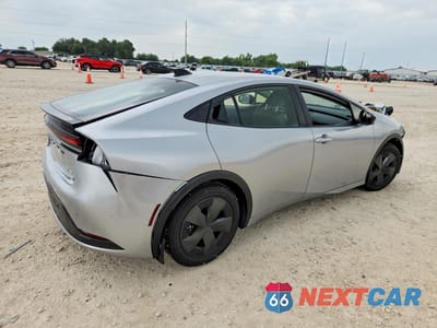 Trzecie zdjęcie samochodu z tyłu: 2026 TOYOTA PRIUS LE VIN:JTDACAAU7T3072237 - miniatura