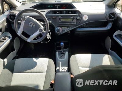 Zdjęcie 8 z 12 samochodu: 2013 TOYOTA PRIUS C TWO VIN:JTDKDTB34D1051734 - miniatura