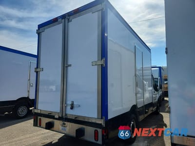 Trzecie zdjęcie samochodu z tyłu: 2021 FORD TRANSIT DELIVERY TRUCK VIN:1FDBW5Z8XMKA80037 - miniatura