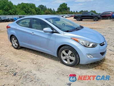 Czwarte zdjęcie samochodu z boku: 2013 HYUNDAI ELANTRA GLS VIN:KMHDH4AE1DU640918 - miniatura