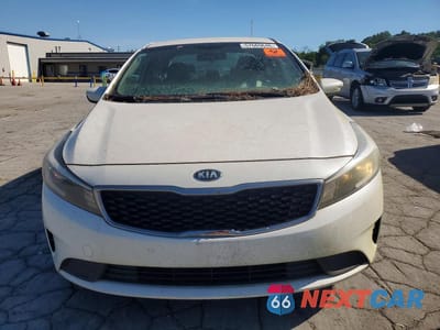Piąte zdjęcie samochodu w środku: 2017 KIA FORTE LX VIN:3KPFL4A75HE052778 - miniatura