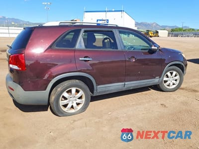 Trzecie zdjęcie samochodu z tyłu: 2012 KIA SORENTO LX VIN:5XYKTDA26CG250784 - miniatura