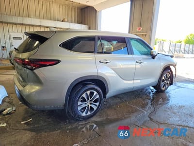 Trzecie zdjęcie samochodu z tyłu: 2024 TOYOTA HIGHLANDER HYBRID XLE VIN:5TDKBRCH2RS636213 - miniatura