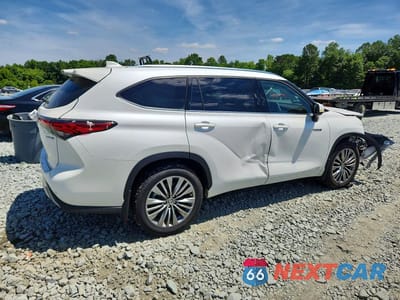 Trzecie zdjęcie samochodu z tyłu: 2021 TOYOTA HIGHLANDER HYBRID PLATINUM VIN:5TDEBRCH1MS048860 - miniatura
