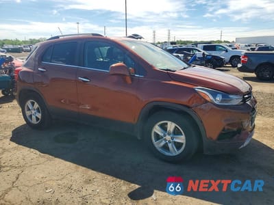 Czwarte zdjęcie samochodu z boku: 2019 CHEVROLET TRAX 1LT VIN:3GNCJLSB0KL258283 - miniatura