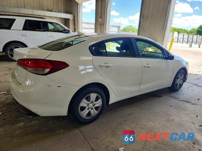 Trzecie zdjęcie samochodu z tyłu: 2017 KIA FORTE LX VIN:3KPFK4A78HE158659 - miniatura