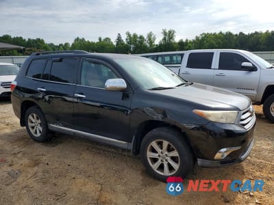 Czwarte zdjęcie samochodu z boku: 2012 TOYOTA HIGHLANDER BASE VIN:5TDBK3EH5CS139996 - miniatura