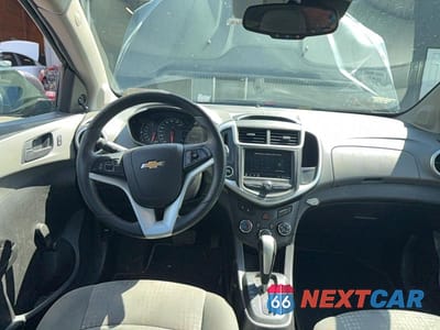 Zdjęcie 9 z 10 samochodu: 2019 CHEVROLET SONIC VIN:1G1JG6SB9K4137282 - miniatura