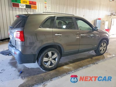 Trzecie zdjęcie samochodu z tyłu: 2013 KIA SORENTO EX VIN:5XYKUCA69DG313114 - miniatura