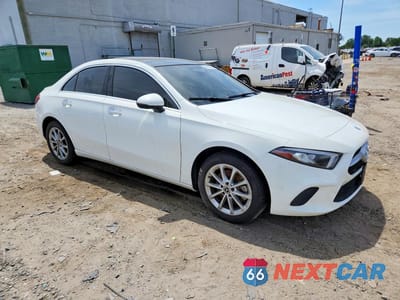 Czwarte zdjęcie samochodu z boku: 2019 MERCEDES-BENZ A 220 4MATIC VIN:WDD3G4FB9KW002697 - miniatura