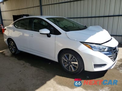 Czwarte zdjęcie samochodu z boku: 2025 NISSAN VERSA SV VIN:3N1CN8EV3SL811964 - miniatura