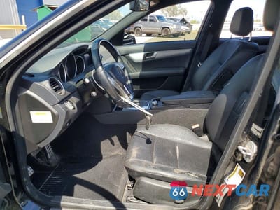 Zdjęcie 7 z 12 samochodu: 2014 MERCEDES-BENZ C 250 VIN:WDDGF4HB3EG236351 - miniatura