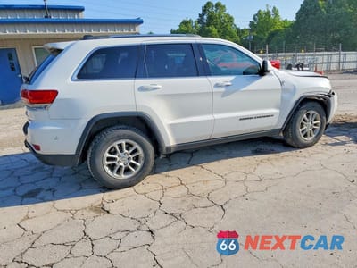 Trzecie zdjęcie samochodu z tyłu: 2018 JEEP GRAND CHEROKEE LAREDO VIN:1C4RJFAG2JC181444 - miniatura