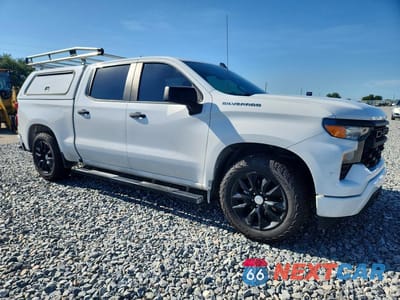 Czwarte zdjęcie samochodu z boku: 2022 CHEVROLET SILVERADO C1500 CUSTOM VIN:3GCPABEK6NG624700 - miniatura