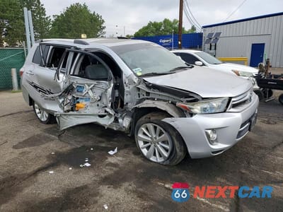 Czwarte zdjęcie samochodu z boku: 2013 TOYOTA HIGHLANDER HYBRID LIMITED VIN:JTEDC3EH9D2018043 - miniatura