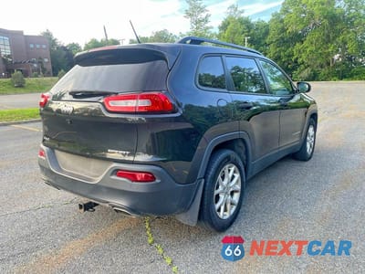 Czwarte zdjęcie samochodu z boku: 2016 JEEP CHEROKEE SPORT VIN:1C4PJMAS2GW220671 - miniatura