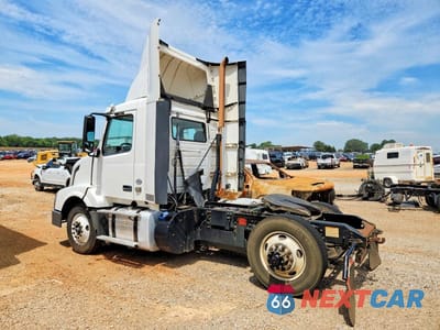Trzecie zdjęcie samochodu z tyłu: 2017 VOLVO VNL SEMI TRUCK VIN:4V4N39TG9HN988098 - miniatura