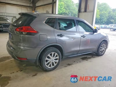 Trzecie zdjęcie samochodu z tyłu: 2017 NISSAN ROGUE S VIN:KNMAT2MT1HP612948 - miniatura
