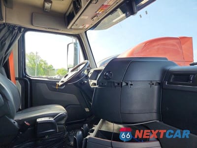 Piąte zdjęcie samochodu w środku: 2020 VOLVO VNL SEMI TRUCK VIN:4V4NC9EH8LN259444 - miniatura