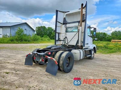 Czwarte zdjęcie samochodu z boku: 2016 VOLVO VNL SEMI TRUCK VIN:4V4N39TG6GN965604 - miniatura
