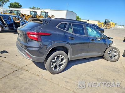Trzecie zdjęcie samochodu z tyłu: 2024 CHEVROLET TRAX 1LT VIN:KL77LHE21RC235420 - miniatura