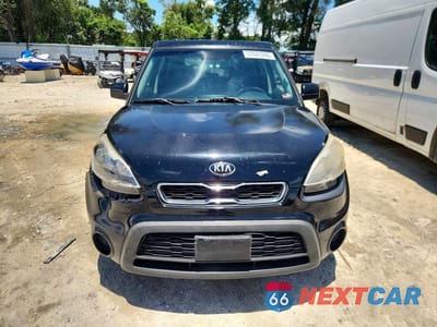 Piąte zdjęcie samochodu w środku: 2013 KIA SOUL BASE VIN:KNDJT2A54D7753349 - miniatura