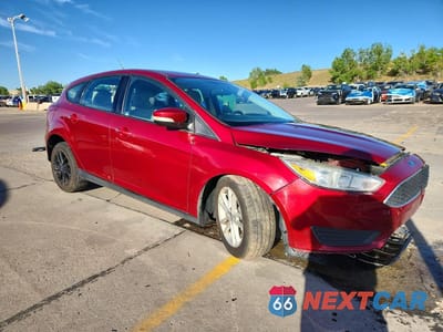 Czwarte zdjęcie samochodu z boku: 2017 FORD FOCUS SE VIN:1FADP3K2XHL205614 - miniatura
