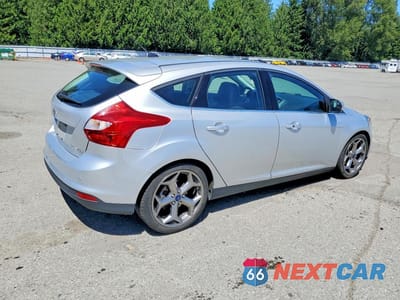Trzecie zdjęcie samochodu z tyłu: 2014 FORD FOCUS TITANIUM VIN:1FADP3N20EL294987 - miniatura