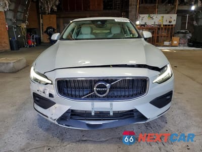 Piąte zdjęcie samochodu w środku: 2021 VOLVO S60 T6 MOMENTUM VIN:7JRA22TKXMG093017 - miniatura