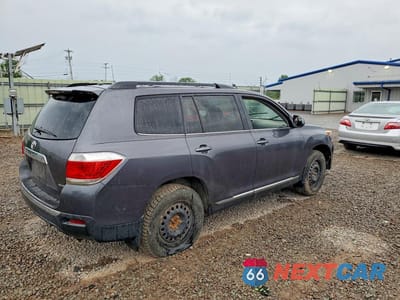 Trzecie zdjęcie samochodu z tyłu: 2013 TOYOTA HIGHLANDER SE VIN:5TDBK3EH0DS218302 - miniatura