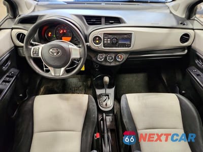 Zdjęcie 8 z 12 samochodu: 2012 TOYOTA YARIS 5-DOOR LE VIN:JTDKTUD36CD531146 - miniatura